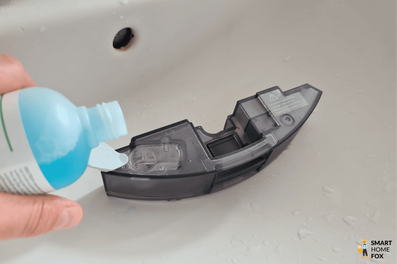 В резервуар для воды Roborock S7 MaxV добавляется специальная жидкость для роботов-пылесосов.